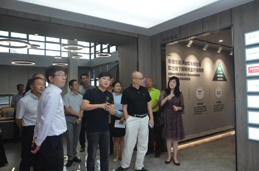 廣東省江西商會(huì)執(zhí)行會(huì)長謝曉明等一行商會(huì)領(lǐng)導(dǎo)及企業(yè)家蒞臨華洲·九段參觀交流(圖5)