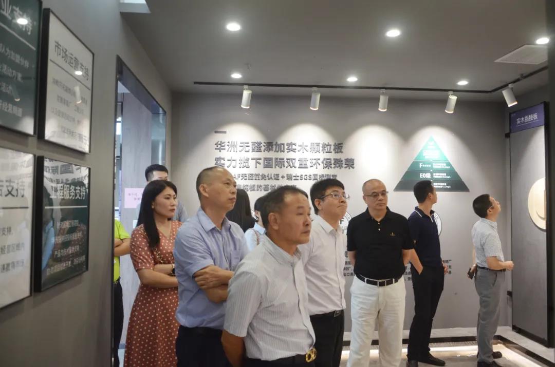廣東省江西商會(huì)執(zhí)行會(huì)長謝曉明等一行商會(huì)領(lǐng)導(dǎo)及企業(yè)家蒞臨華洲·九段參觀交流(圖6)