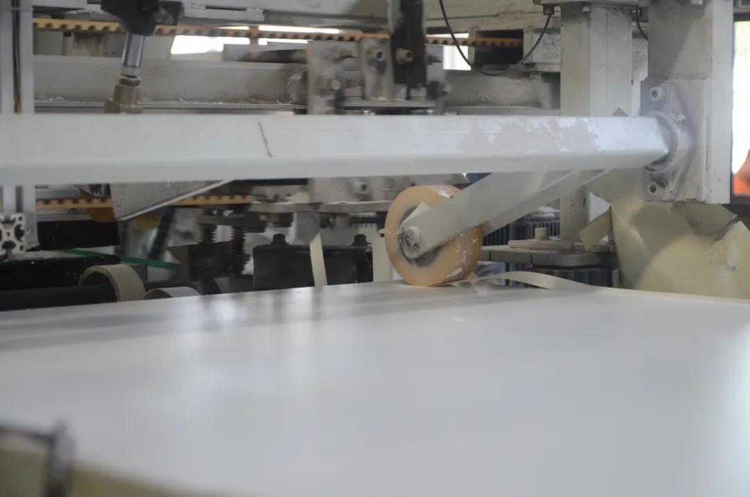 “素板美容院”，華洲又一條飾面板生產(chǎn)線投產(chǎn)了！(圖7)