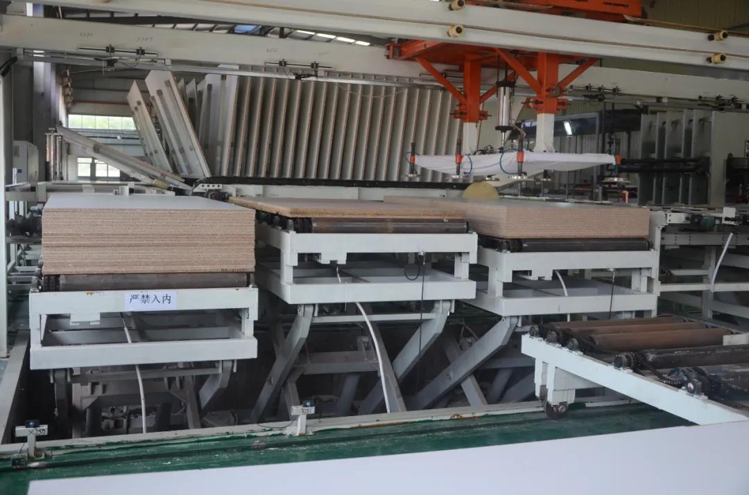 “素板美容院”，華洲又一條飾面板生產(chǎn)線投產(chǎn)了！(圖9)