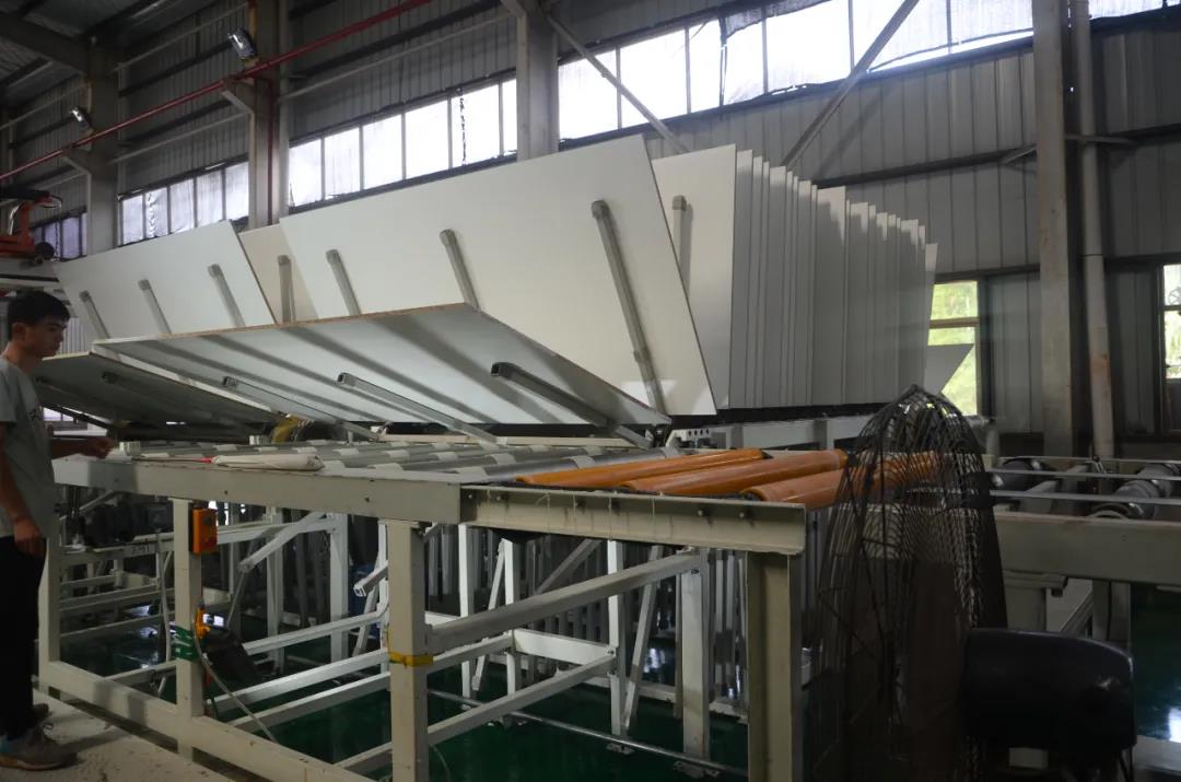 “素板美容院”，華洲又一條飾面板生產(chǎn)線投產(chǎn)了！(圖8)