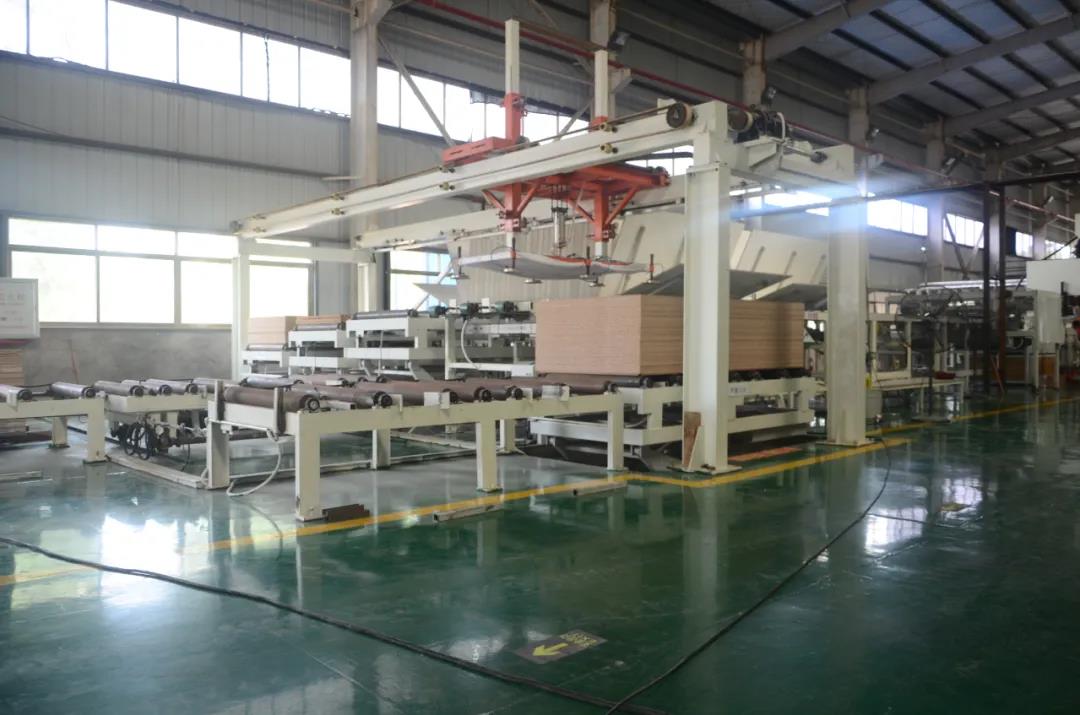 “素板美容院”，華洲又一條飾面板生產(chǎn)線投產(chǎn)了！(圖1)