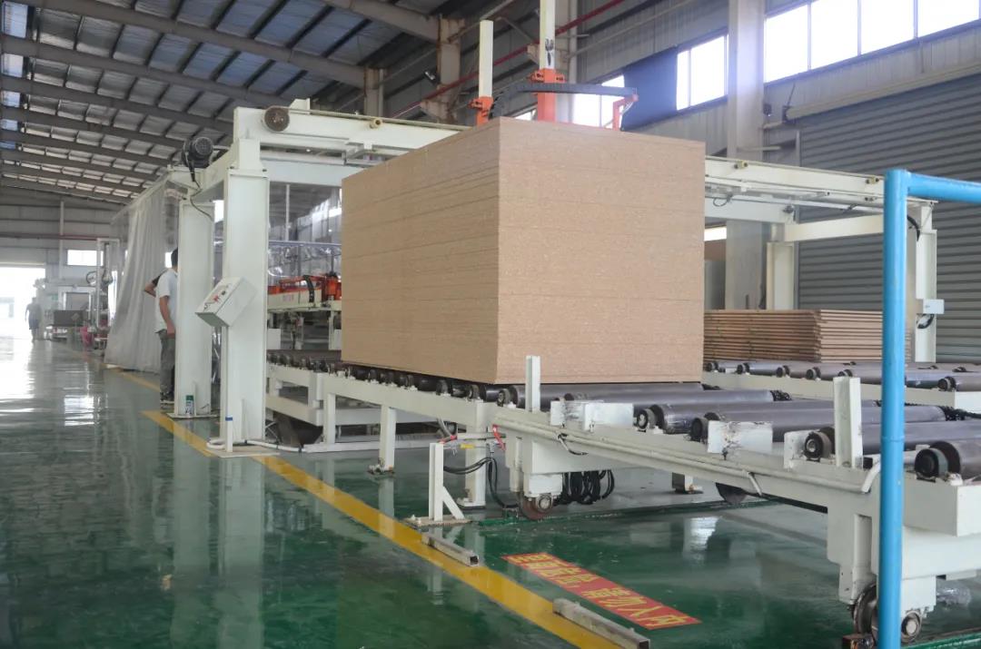 “素板美容院”，華洲又一條飾面板生產(chǎn)線投產(chǎn)了！(圖2)