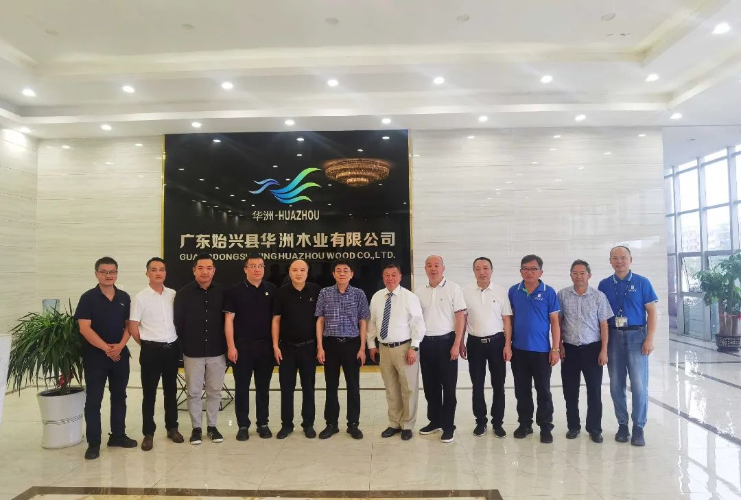 香港星光集團、華鸝生態(tài)、始興縣政府領(lǐng)導(dǎo)一行到訪華洲木業(yè)考察交流(圖1)