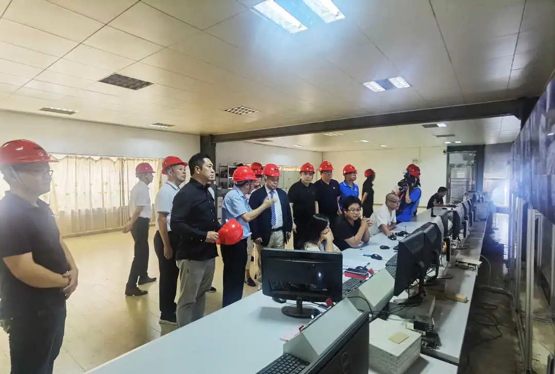 香港星光集團、華鸝生態(tài)、始興縣政府領(lǐng)導(dǎo)一行到訪華洲木業(yè)考察交流(圖3)